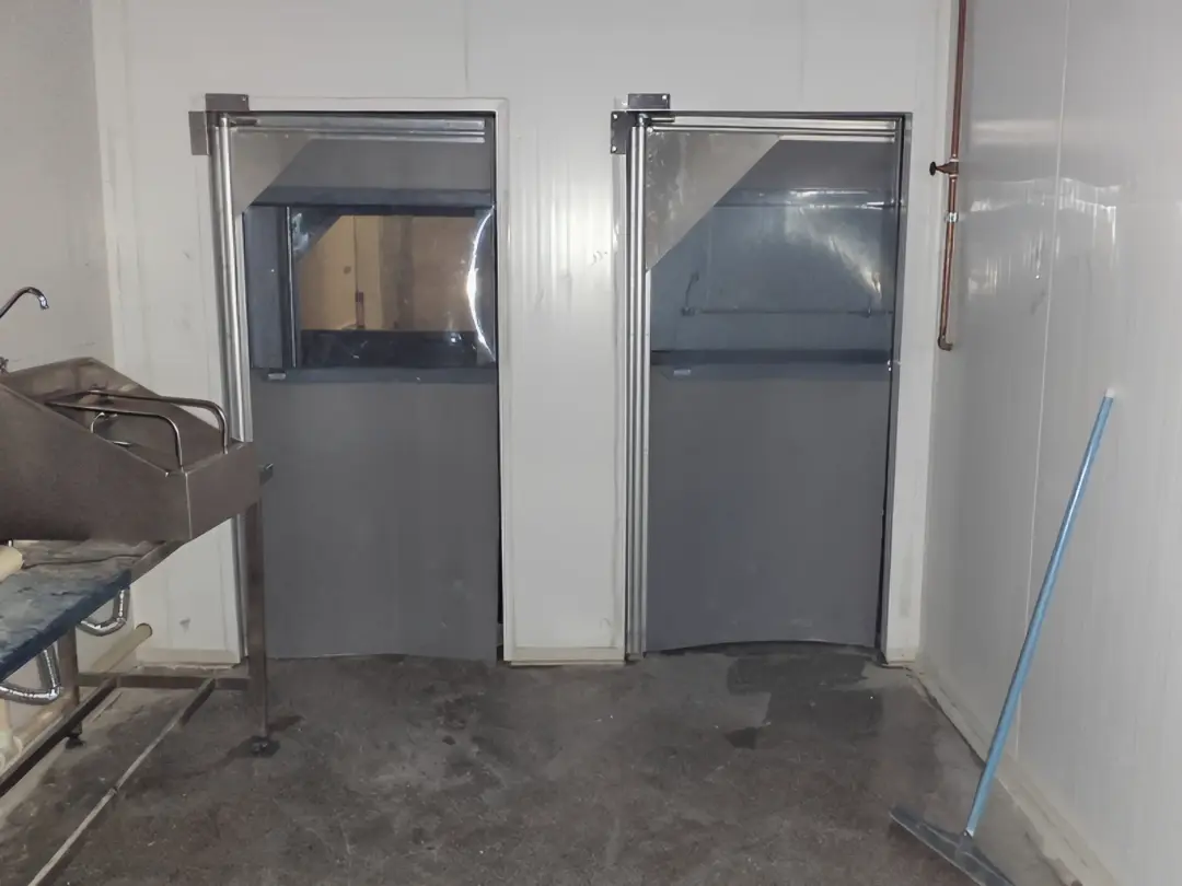 Porta vai e vem PVC em uma planta frigorífica - Porta fabricada pela Rebiplast - Modelo: RBFLEX