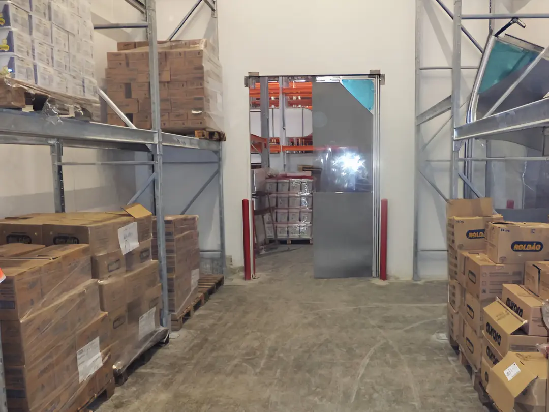 Porta vai e vem PVC em um Galpão - Porta fabricada pela Rebiplast - Modelo: RBFLEX