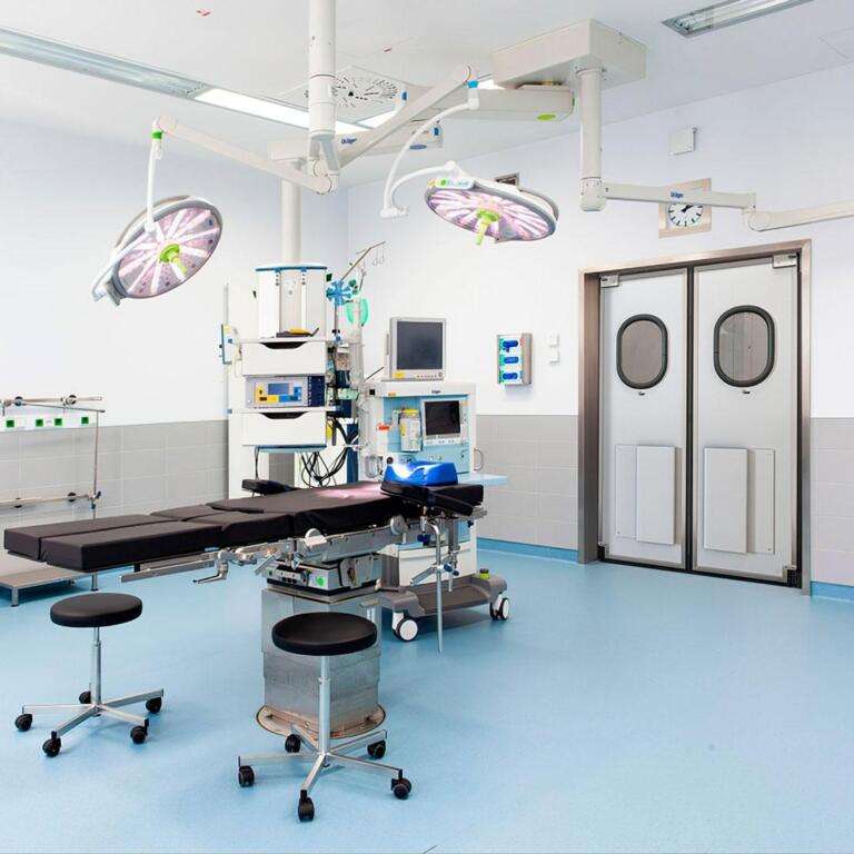 porta-vai-e-vem-em-sala-de-cirurgia-macam-brasil-porta-abs-hospitalar